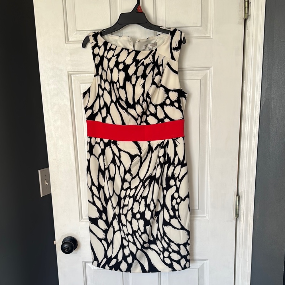 Black and White Sheath Dress with Sleeveless Design for Cocktail